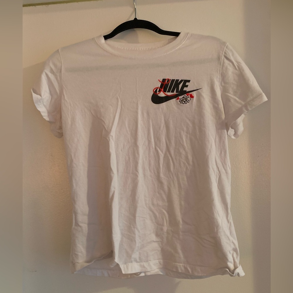 Nike Sportswear women’s graphic t-shirt in White. Size M (8-10).